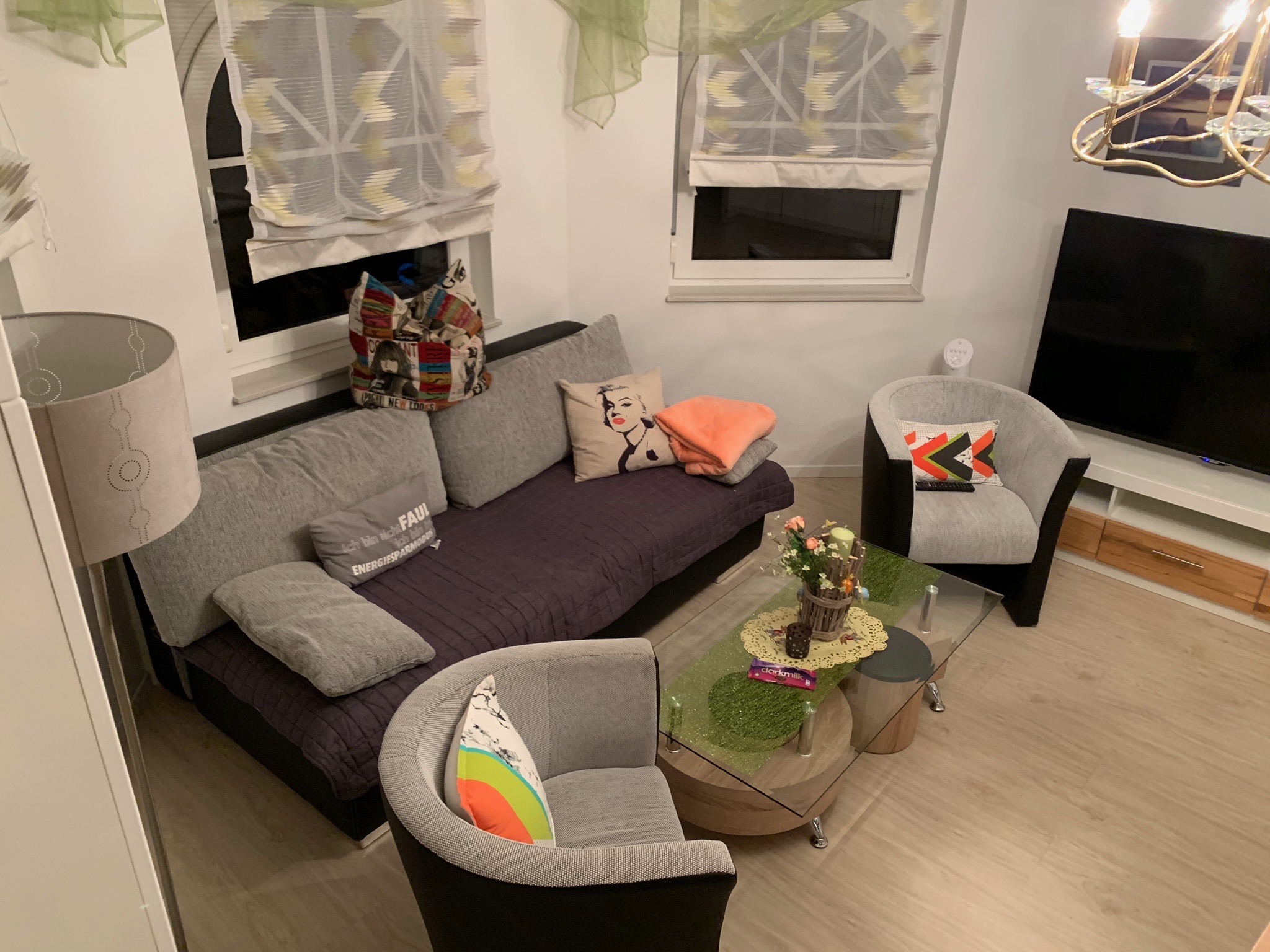 Wohnzimmer mit Schlaffunktion/Boxspringbett 1,60m
großer TV,2 Sessel Zugang zum Kuppelzimmer und Wintergarten