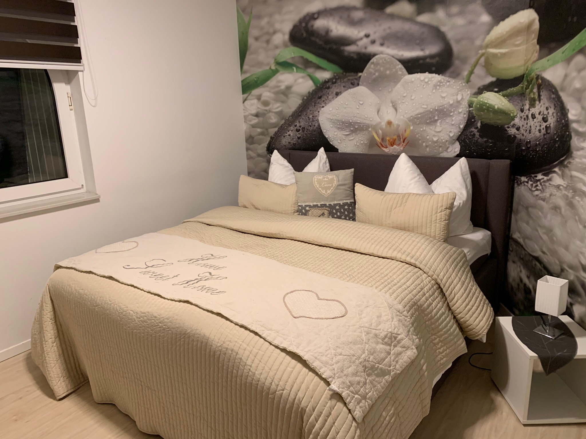 Schlafzimmer,1,80m Boxspringbett,Kleiderschrank Zugang zum Bad